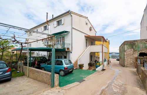 Tkon Apartment | One bedroom apartment with terrace and sea view Tkon, Pašman (A-17360-b)