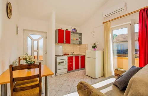 Tkon Apartment | One bedroom apartment with balcony Tkon, Pašman (A-8455-c)