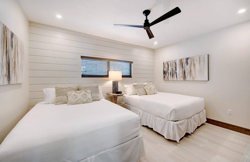 Holmes Beach Resort | One Bedroom Double Queen (2 Queens) Pool View Luxury Suites