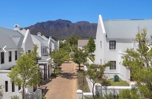 Stellenbosch Apartment | One bedroom masterpiece in world class secure golf and winelands estate