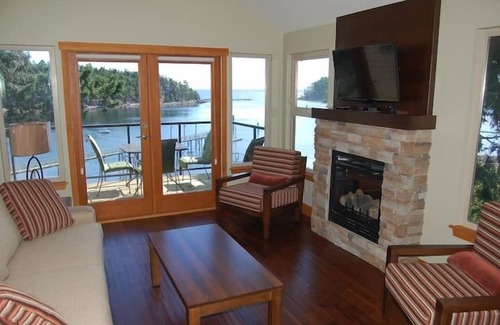 Mayne Island House | One Bedroom Oceanfront Villa - Mayne Island Resort