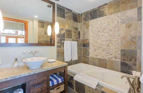 Mayne Island House | One Bedroom Oceanfront Villa - Mayne Island Resort