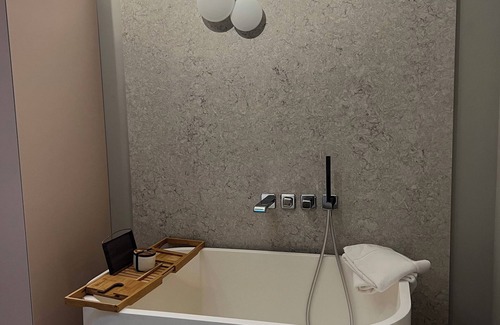 Davenport Apartment | One bedroom, one bathroom luxury residence with concierge services & Laundry