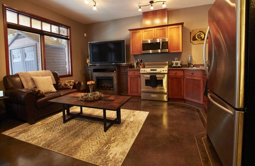 Fairways Ski Chalet | One Bedroom Suite Overlooking The Golf Course, With Beautiful Mountain Views