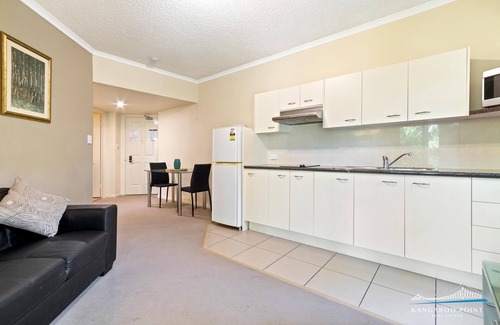 Kangaroo Point Apartment | One Bedroom Unit in the Heart of Kangaroo Point, Walk to Ferries & Restaurants