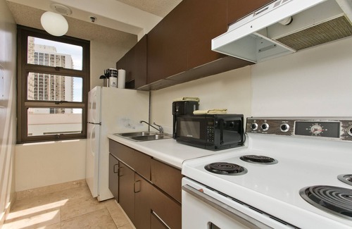 Waikiki Condo | One King bedroom suite plus Sofabed Sleeps 4 - Waikiki Banyan 614 Tower 1