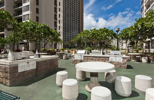 Waikiki Condo | One King bedroom suite plus Sofabed Sleeps 4 - Waikiki Banyan 614 Tower 1