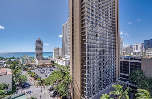Waikiki Condo | One King bedroom suite plus Sofabed Sleeps 4 - Waikiki Banyan 614 Tower 1