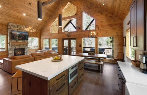 Duck Creek Village Cabin | One of a Kind Cabin- Game Room, Fire Pit, Covered Deck w/Fireplace & Spa!