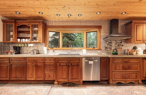Fraser Cabin | One of a kind 5 bedroom cabin, downtown location,