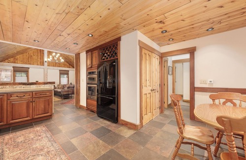 Fraser Cabin | One of a kind 5 bedroom cabin, downtown location,