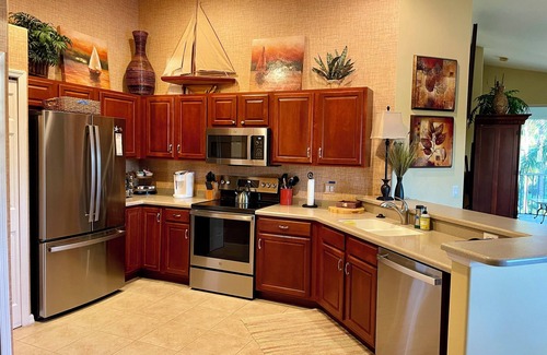 Fort Myers Condo | One of a Kind Gem, Stunning & Pristine 2 Bedroom Over-sized Colonial C. C. Condo