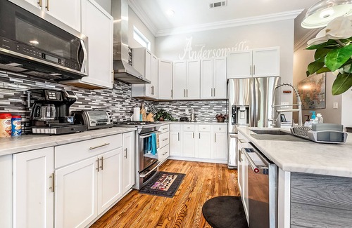 Tulane - Gravier House | One of New Orleans’ BEST Safe and Sanitized AirBnBs! Chill at Andersonville.