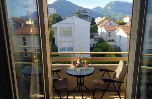 Quartier Exposition-Bajatiere Apartment | One person one room or two people or more entire apartment
