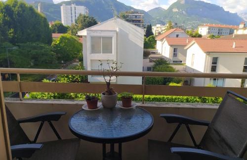 Quartier Exposition-Bajatiere Apartment | One person one room or two people or more entire apartment