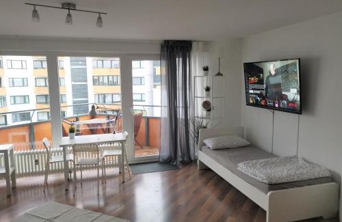 Linden-Nord Apartment | one Room Apartment 15 min to Fair