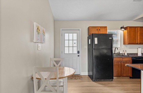 Biltmore Beach House | One Step entry! Seeking Snowbirds! Walk 2 the Beach~King Beds~Dogs~Quiet