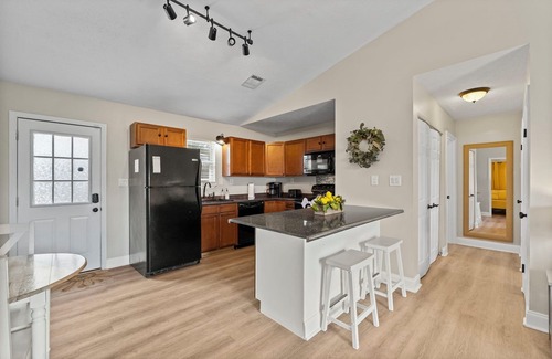 Biltmore Beach House | One Step entry! Seeking Snowbirds! Walk 2 the Beach~King Beds~Dogs~Quiet