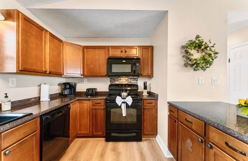 Biltmore Beach House | One Step entry! Seeking Snowbirds! Walk 2 the Beach~King Beds~Dogs~Quiet