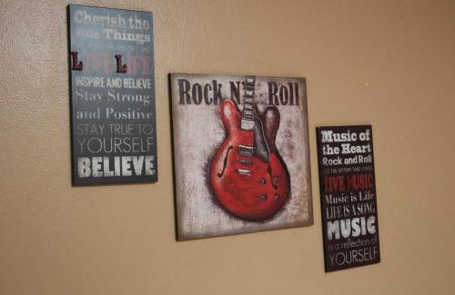 Saint Andrew Apartment | One32 Guesthouse Red Velvet