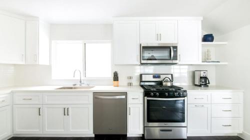 Santa Ana Heights House | ONeill I by AvantStay Coastal Paradise Steps from Beach Modern Decor