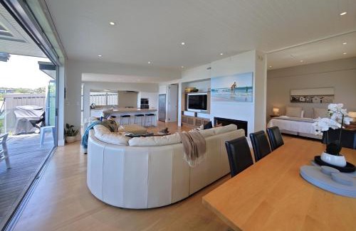 Oneroa House | Oneroa Bay - Be My Guest Waiheke