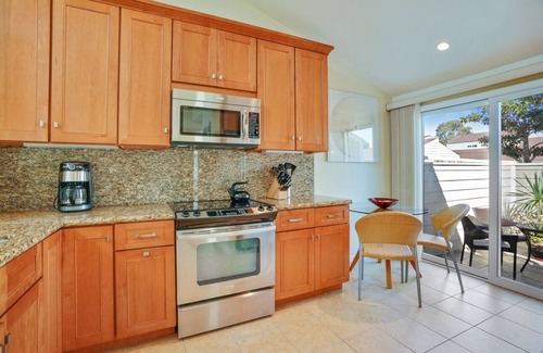 Leucadia House | Only Steps to the Beach! Immaculate Townhouse in Sea Bluff