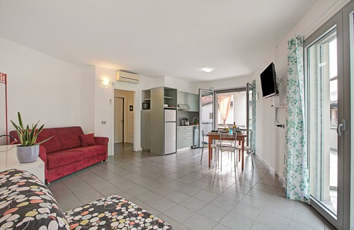 Toscolano Maderno Apartment | Onyx House With Shared Pool, Toscolano Maderno, Italy