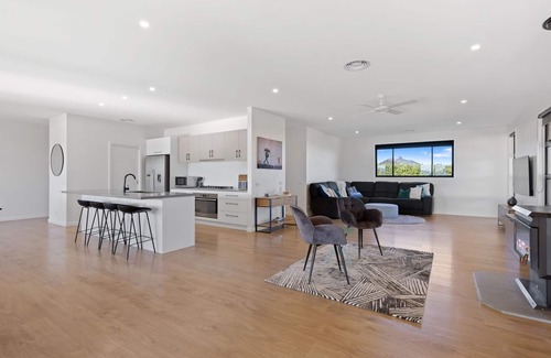Mansfield House | Opal - Mansfield - Sleeps 7