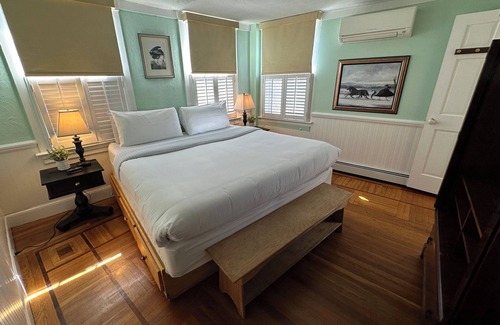 Newport Hotel | Open and airy, dog friendly 1 Bed/1 Bath/Suite on Historic Spring St.