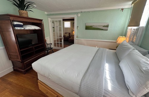 Newport Hotel | Open and airy, dog friendly 1 Bed/1 Bath/Suite on Historic Spring St.