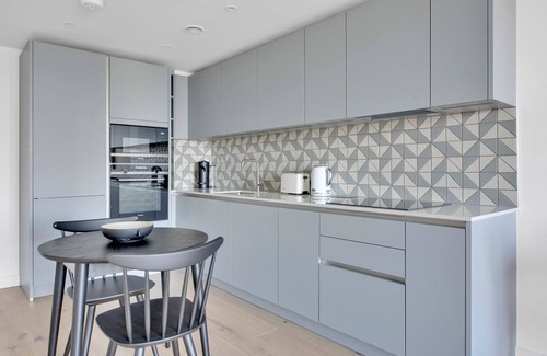 Cripplegate Apartment | Open plan Barbican 1BR, by Blueground