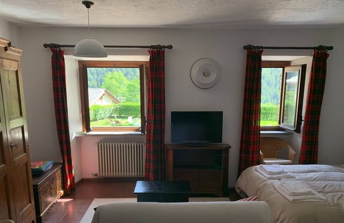 Pallusieux Apartment | Open space/studio with garden in traditional farm house