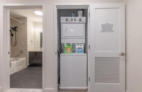 Orange Apartment | Opulence in Olive with Free Parking plus EV Plug, 2 BR 2 baths Suite, 5 beds and Sleeps 8