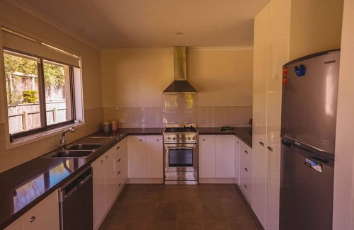 Apollo Bay House | Orana 2 blocks to Beach FREE Wifi