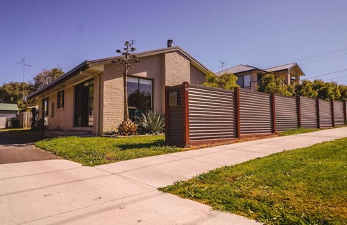 Apollo Bay House | Orana 2 blocks to Beach FREE Wifi
