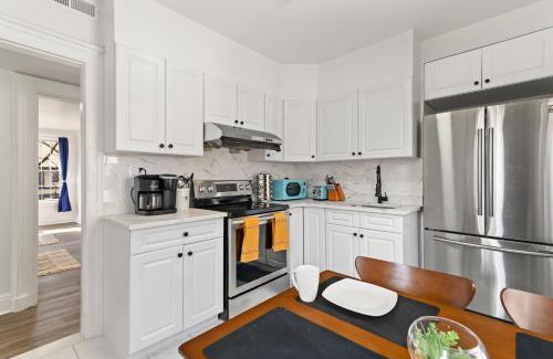 East Rock Apartment | Orange Oasis in the Heart of East Rock with FREE parking near DT and Yale