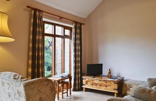 Potter Heigham House | Oregano - E4483