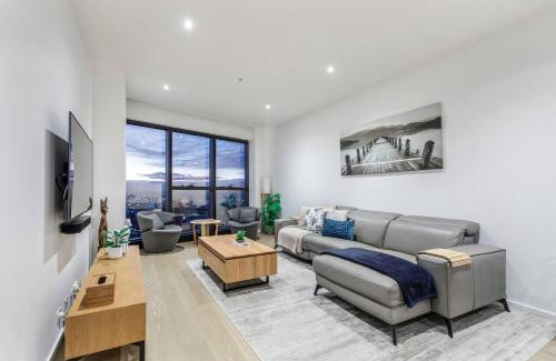 Southbank Apartment | Oriana - Refined Skyline Retreat by Yarra River