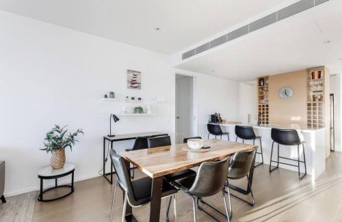 Southbank Apartment | Oriana - Refined Skyline Retreat by Yarra River