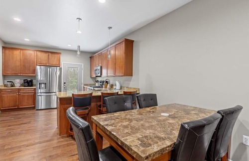 Lake Orion House | Orion Farmhouse Convenient Location to GM Plant and Great Lakes Crossing Mall