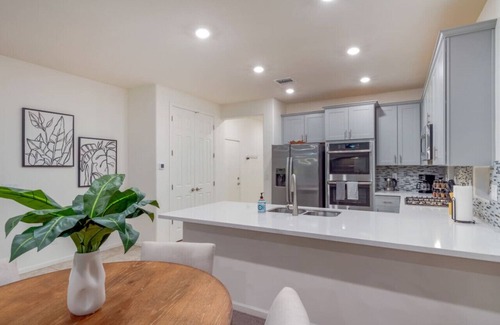 Casas Adobes Apartment | Oro Valley/Fenced/2 BR 2BA/Garage/Office