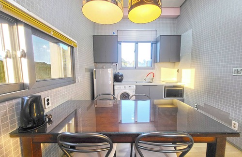 Namwon Apartment | Orojeju :nThe attentive studio devoted to the basics with majestic ocean view