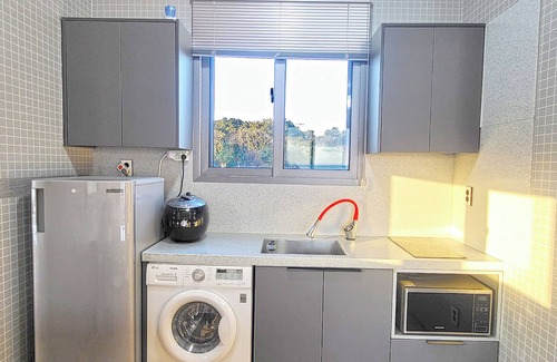 Namwon Apartment | Orojeju :nThe attentive studio devoted to the basics with majestic ocean view