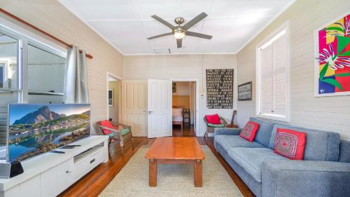 Hardys Bay House | 'Otella Cottage' by HolidayCo