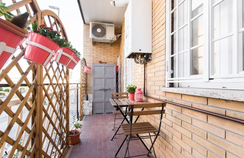 Universita Apartment | Ottoboni12 House, 2 + 2, modern and welcoming, A /C, WiFi, Metro A