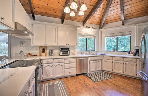 Apple Hill Apartment | Outdoor Deck Pool Table Fireplace Grill