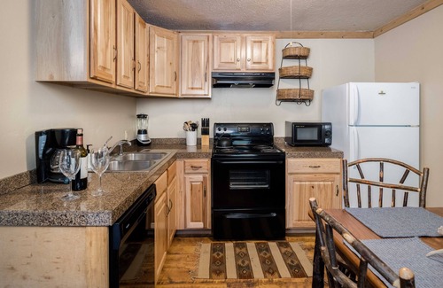 Teton Village House | Outpost: Eagles Rest 2 Studio - Pool Access!