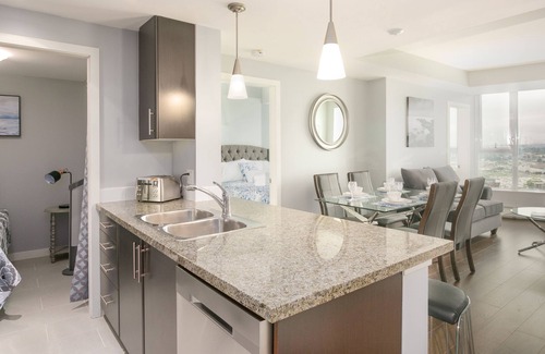 Crosstown Condo | Outstanding 32nd floor Stunning unubstructed views 2bedroom den sleeps 5 parking