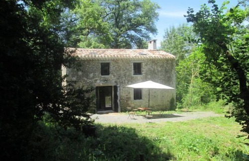 Pieusse House | OVERLOOKING A RIVER, SHEPHERD'S COTTAGE, AUTHENTIC AND FAMILY-FRIENDLY, WIFI